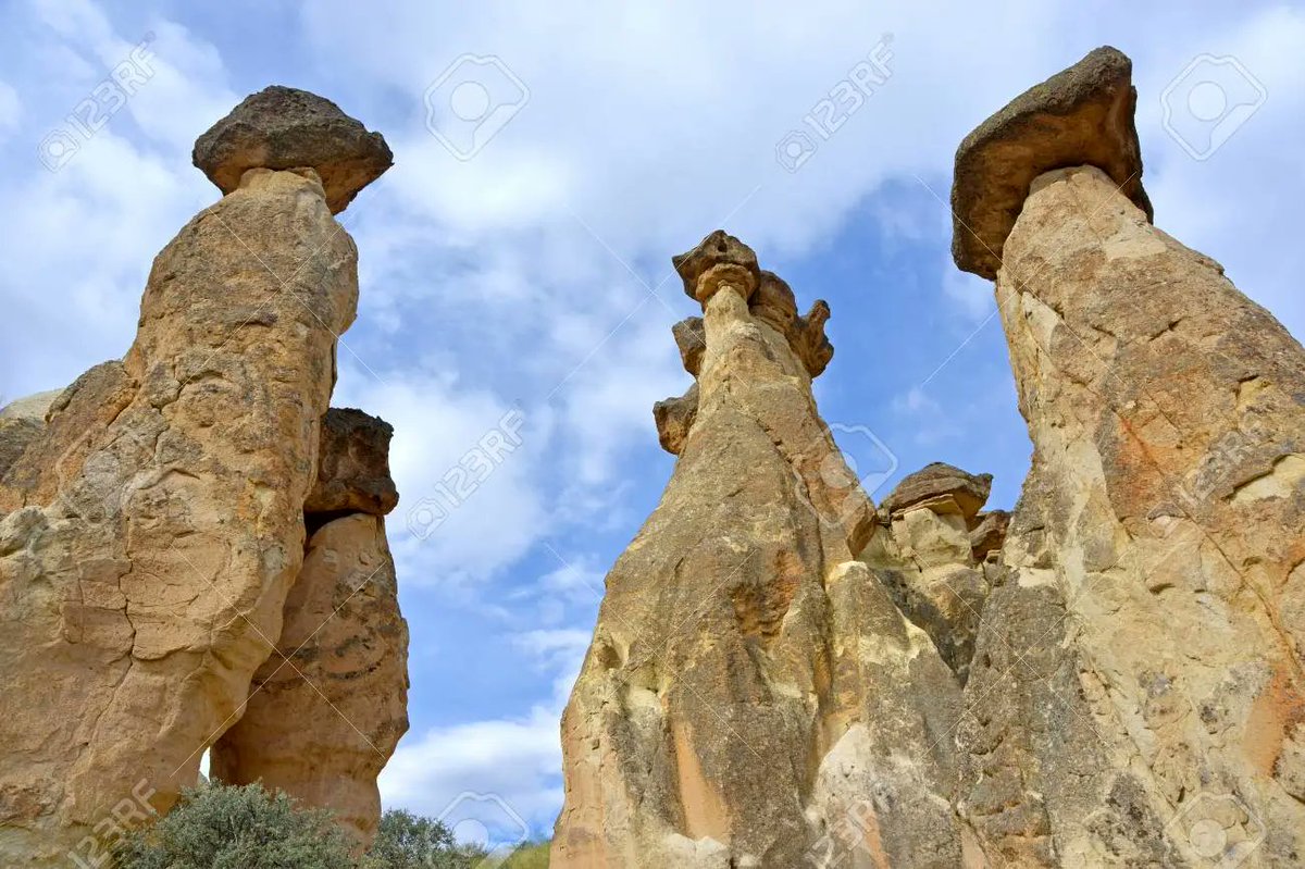 ViajayVuela_MX's tweet photo. Paisajes increíbles en Capadocia, Turquía.  Encontrarás valles, colinas y las formaciones rocosas más extrañas del planeta que han sido esculpidas por el tiempo de forma natural. Allí existieron más de 200 ciudades subterráneas con 10 pisos de profundidad.
#Capadocia #Turquía https://t.co/6jBGpUiLzn