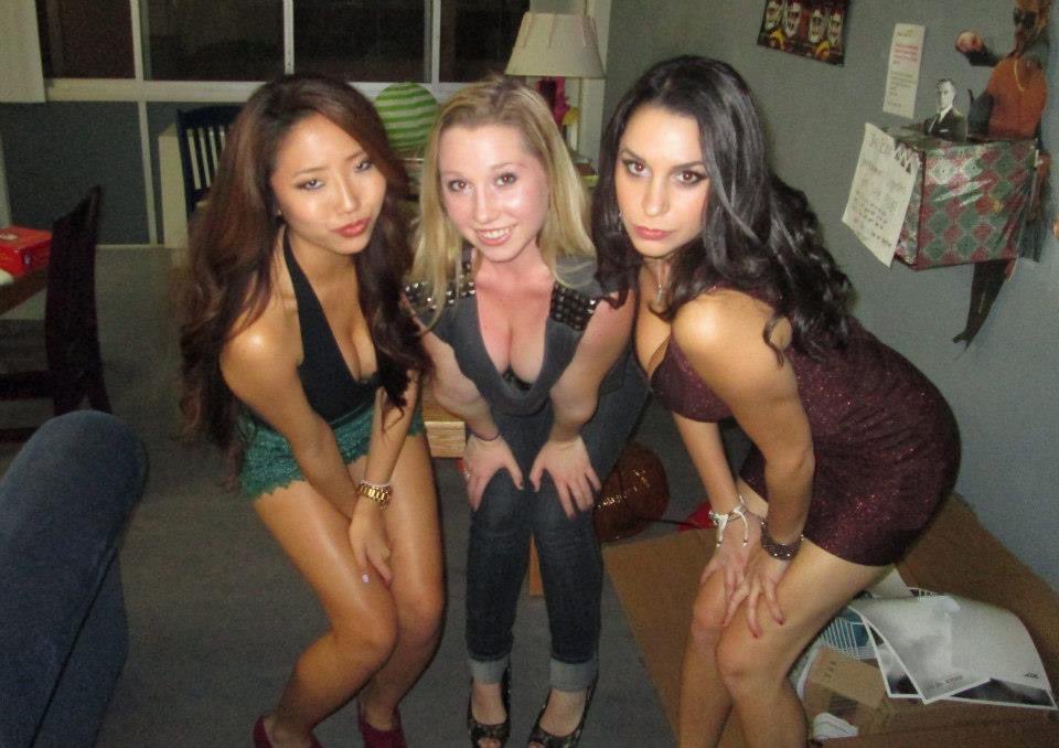 TiffanyFong's tweet photo. heading to LA for @emmevibe’s bday. here are some TRASHY college freshmen photos of us at USC 😂 https://t.co/n1cZy29J8a