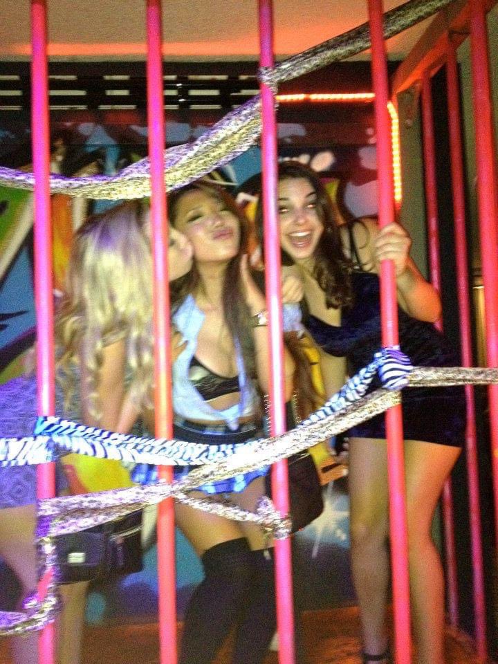 TiffanyFong's tweet photo. heading to LA for @emmevibe’s bday. here are some TRASHY college freshmen photos of us at USC 😂 https://t.co/n1cZy29J8a