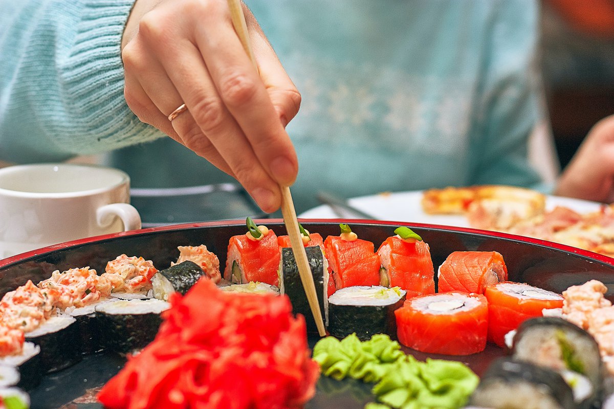 HCDNeuroscience's tweet photo. 🌍🍽️ Are you curious about how eating habits vary globally? These researchers explore trends of various segments (nation, age, education, urbanicity) based on individual-level intake data. Read the article linked here: https://t.co/hARQB5Jt0u #diets #eatingbehavior #WEIRDproblem https://t.co/wGWMumozgB