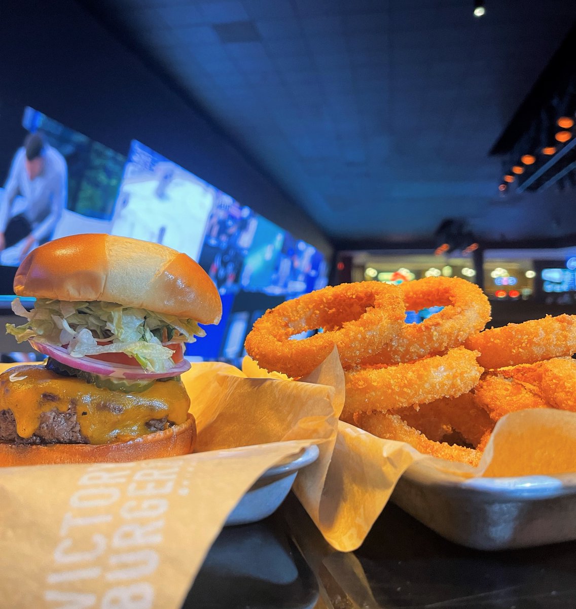 You know it’s going to be a great day when you start it off with our half-pound American Burger and perfectly fried onion rings! 😄🍔

Full Menu: circalasvegas.com/drink-dine/vic…

#VictoryBurgerWings #CircaLasVegas #VegasEats #DTLV