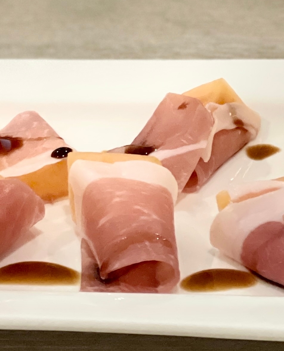 ICanCookThis's tweet image. Prosciutto is one of those things that just pairs perfectly with melon. Throw in a burrata ball and I am in HEAVEN. #simplefood
