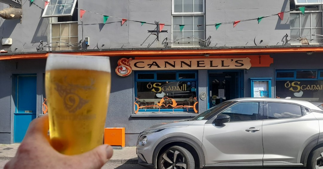 DRAUGHT BÁN IN SCANNELL’S BAR, CLONAKILTY It’s pouring 💪. Beautiful, crisp, Draught Stag Bán is now @scannellsbar 🍺📍. ⁣ And don’t forget, Scannell’s are running great trad sessions over the next few months in their beer garden 🎸🎵⛱.⁣ Should go well with a Bán then 😉.