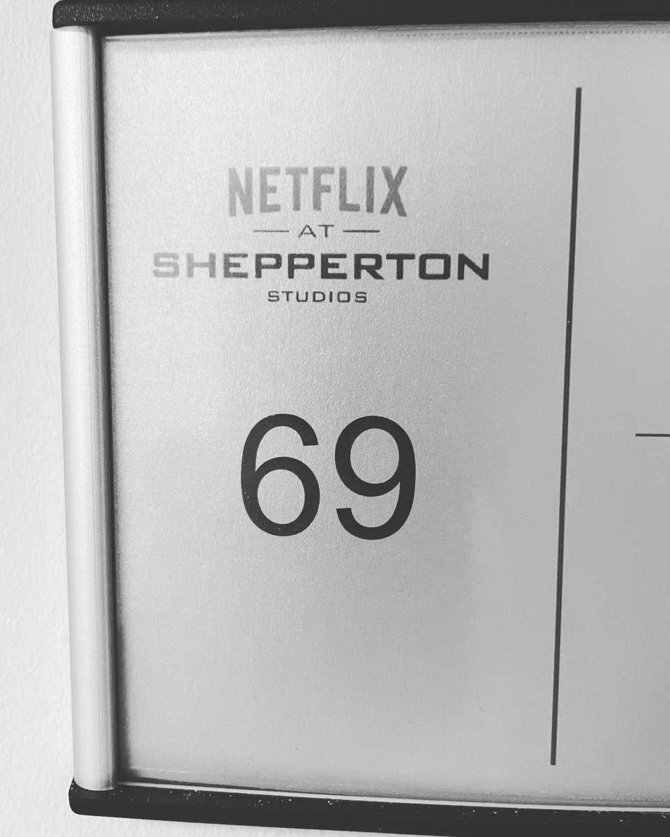 ferdosnandos's tweet photo. Apparently I promised to post this if The Sandman got renewed, and then promptly forgot to do it.
So, to celebrate the beginning of filming on Season 2 of @Netflix_Sandman, here are some SCINTILLATING #BTS snaps from two years ago.
#TheSandman #Sandman #DefiniteArticlesInHashtags https://t.co/WKZcaubRhs