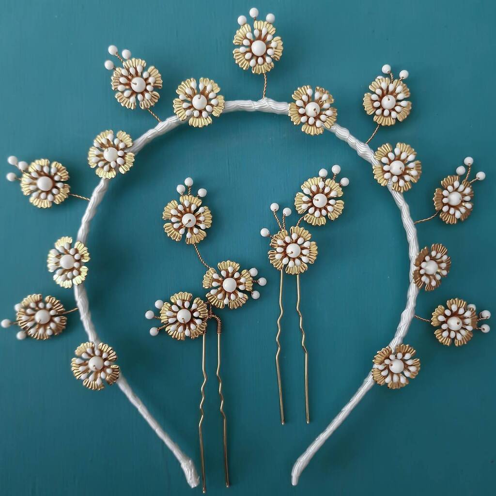 Soleil - a little set of five hair pins and the prettiest of halo style headdresses have happened.  These are fairly minimalist for me and I’ve managed to stop myself from overdoing them.  The headdress is extremely lightweight and comfortable to wear to… instagr.am/p/CuFPYKeM0Lm/