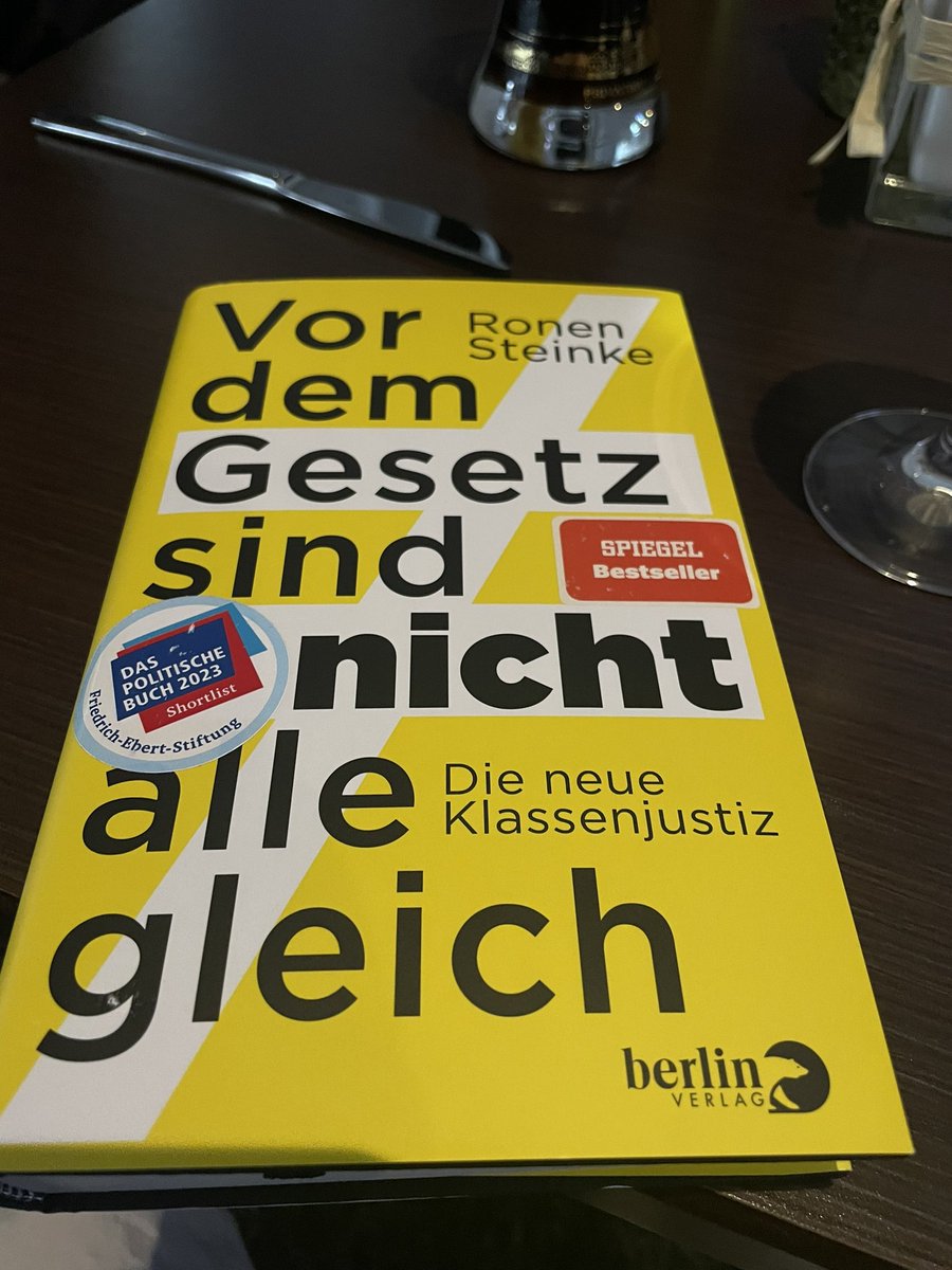 Gestern habe ich mich auf Einladung von <a href="/Dr_Huettl/">Dr. Andreas Hüttl</a> unter die Strafverteidiger*innen gemischt und durfte einer sehr spannenden Lesung von <a href="/RonenSteinke/">Ronen Steinke</a> und anschließender Diskussion beiwohnen.
Das Buch ist sehr empfehlenswert! 
#Klassenjustiz
#strafrechtsnerds