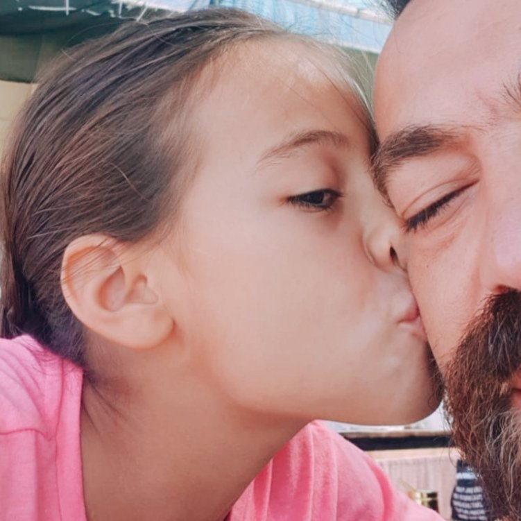 enverkarakaya's tweet photo. Henüz bir yaşındayken ailedeki herkes "kulaklarını deldirelim, minik küpe takalım kız çocuğu olduğu belli olsun" dediğinde hayır dedim, büyüsün kendi bedeni ile kendi karar verir gider deldiririz. 

Aklı kesmeye başladığı 5-6 yaşlarında falandı anlattım, istediğin gün bana söylüyorsun seni ben götürüyorum. İster kulağını, ister burnunu, ister kaşını deldir ama sen istediğinde, sen istedin diye. Kimseye kulak asma. Yıllarca da sordum ara ara gidelim mi babam ister misin küpe takmak diye, hep acelesi yok ileride bakarız dedi.

Gidemedik tabi, isias katilleri izin vermedi o günü de görmemize. Diğer bütün gelecek planlarımıza yaptıkları gibi onu da yok etti cani katiller!

#isiasortakdavamız