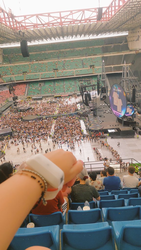 renata_f6's tweet photo. Sono qui🥰 #ColdplayMilan https://t.co/3TPqoxYQKH