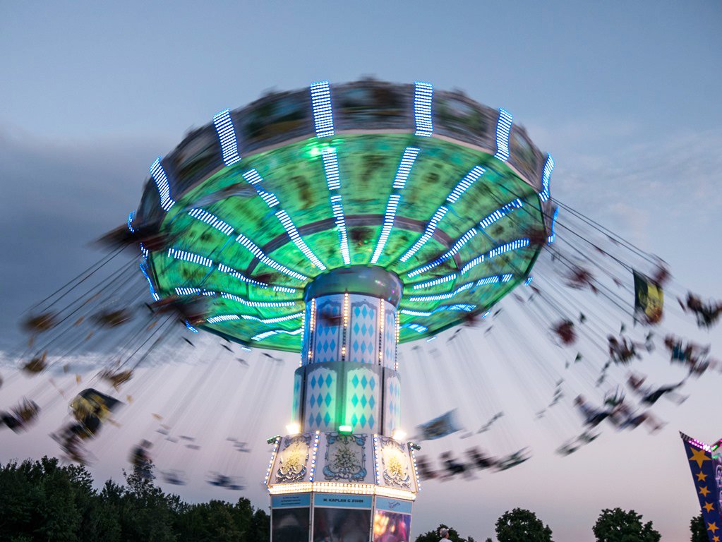 Am Freitag, 30. Juni, beginnt unser 67. TÜBINGER SOMMERFEST! Rummel auf dem Festplatz! Wir freuen uns schon auf den Fassanstich am Abend, die Fahrgeschäfte und natürlich auf das Feuerwerk. Es gibt sogar ein Riesenrad!#visittuebingen #Sommer #feuerwerk