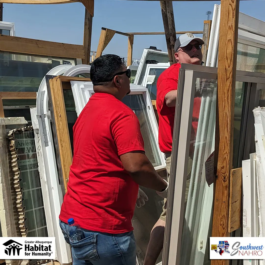 This week in volunteering we had the pleasure of having @SouthwestNAHRO join us in our ReStore
Do you have a group who wants to volunteer? buff.ly/3r4lAcZ 
#swnahro #nahro #southwestnahro #volunteer #volunteering #habitatrestore #habitatabq #habitatforhumanity.