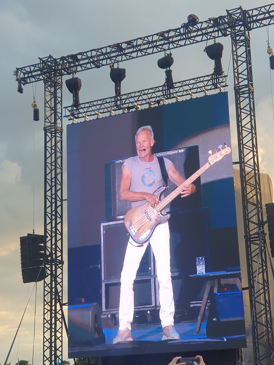 FionaWilsonf's tweet photo. Strong school disco vibes 🕺at #blondie and #Sting last night in Malahide. Sting especially a great case study in good ageing. Low body fat, retain muscle mass, keep active, keep working, cognitive stimulation 🎸...songwriting. Financially privileged but lots of great lessons 😉 https://t.co/NHzVo0wr28
