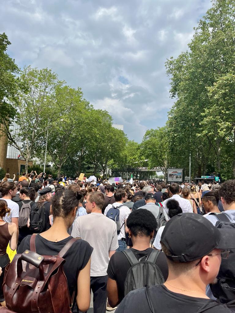 #Nanterre : Retour sur la marche blanche en hommage à #Nahel, tué à l'âge de 17 ans par le tir d'un policier.

En solidarité avec la famille, nous avons marché aux côtés d'une foule mobilisée pour mettre fin à l'impunité.

✊🏾Pour lancer une pétition : change.org/lancer-une-pet…