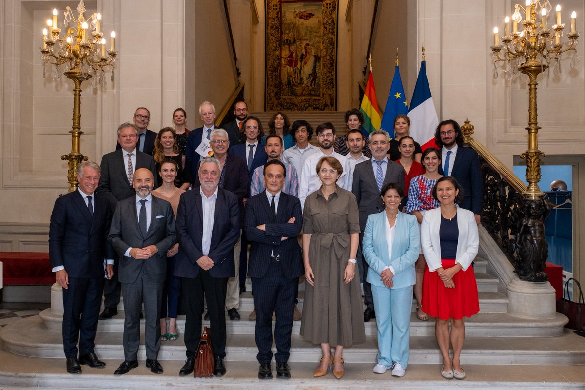 #moisdesfiertes 🏳️‍🌈
avec l'ambassadeur pour les droits des personnes #LGBT+ et des ambassadeurs qui partagent nos  combats, nous avons rencontré des associations : mobilisation pour la dépénalisation universelle et protection des droits des personnes LGBT+ partout dans le monde.
