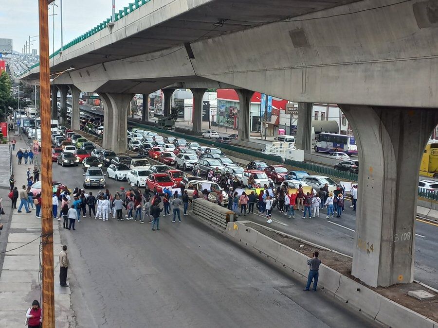 infopolitano's tweet photo. #Bloqueo | ¡No se van! Continúan las manifestaciones y bloqueos intermitentes y totales en diversos puntos como la #México_Texcoco, #Periférico, #México_Puebla, #Texcoco_Lechería. Maestros exigen pagos completos a sus salarios https://t.co/kDi09oAkbe