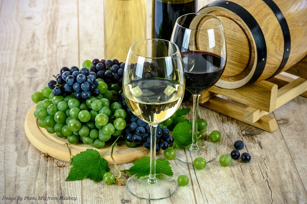 Do you like to sip a glass of #wine now and then? 🍷 If so, you may be relieved to know that a new study suggests that moderate #alcohol consumption does not increase your risk of dying from any cause. The study, published in JAMA Network Open, looked at data from 107 studies