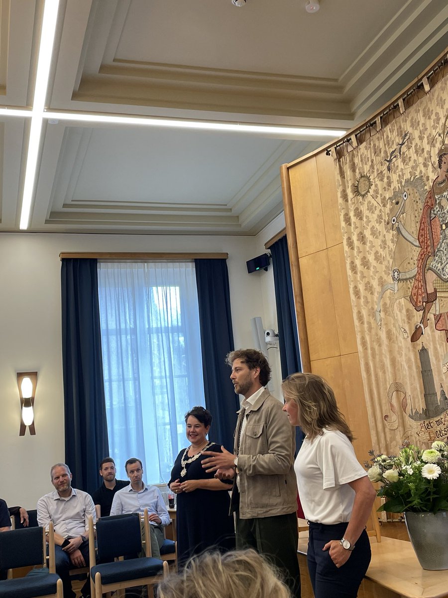 Na twee jaar is het tijd om het stokje over te dragen! We gaan van Jelle als Fietsburgemeester naar Belle. Natuurlijk onder begeleiding van burgemeester @sharon_dijksma. Dank <a href="/BicycleMayor030/">Bicycle Mayor of Utrecht</a> voor het fijne samenwerken! En Belle: heel veel succes 🚲💚