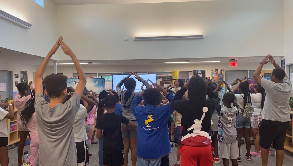 Set out to read aloud, wound up moved to tears and reignited. Shout out <a href="/ChildDefender/">Children's Defense Fund</a> &amp; <a href="/AtxTable/">WelcomeTableATX</a>  &amp; @_normansims.  😍 😭 kiddos singing Something Inside So Strong youtu.be/BvSmYVyd6zw.To  Photo1: Coach reading a parent affirmation. Photo 2: students singing over each other.