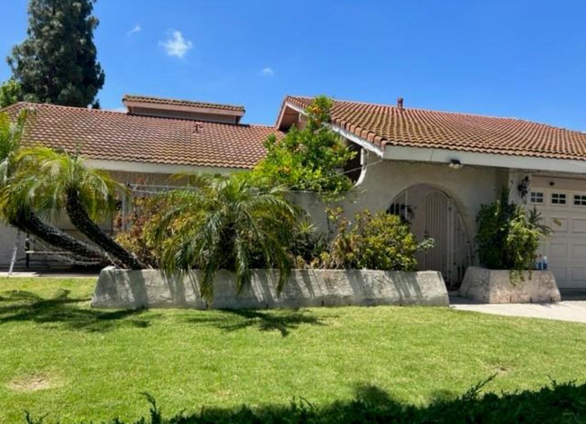 #newtomarket Desirable single-level home in Anaheim Hills! On a large corner lot, this nearly 1,800 SQFT home, has 3 bedrooms and a large loft for office or bedroom. Home needs TLC - property is priced AS IS. 
#peoplematter #itsallaboutmyclients #laurieeickhoff #bre01996594