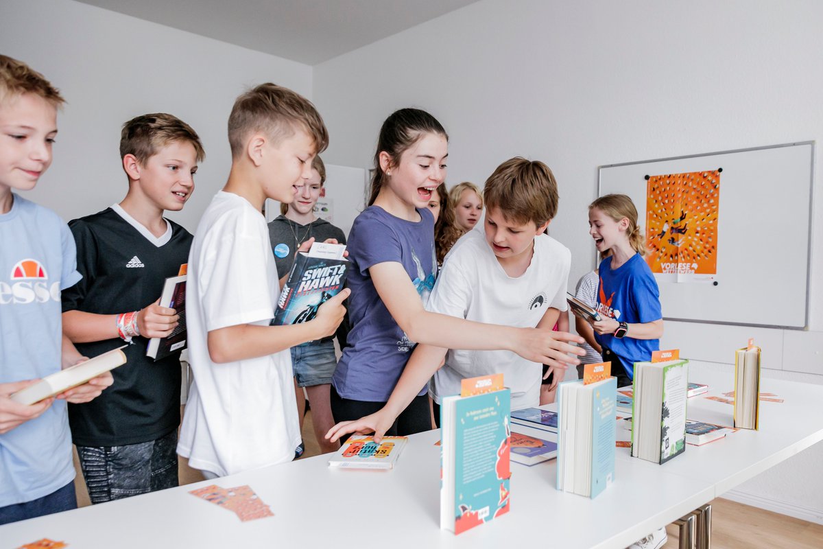 📚 Buchempfehlungen 📚
Unsere Landessieger*innen lasen im Finale aus 16 tollen Neuerscheinungen vor.

Hier findet ihr die ganze Leseliste 👉 vorlesewettbewerb.de/der-wettbewerb…

Copyright: Mo Wüstenhagen
#vorlesewettbewerb #buchmoment #buchempfehlung #leseliste @boev