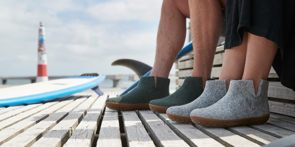 Natural no-itch wool wicks moisture away to keep feet dry and comfortable. Warm in the winter, cool in the summer. Perfect for a place like Canada.

#Glerups #GlerupsCanada #GlerupsStepsOut