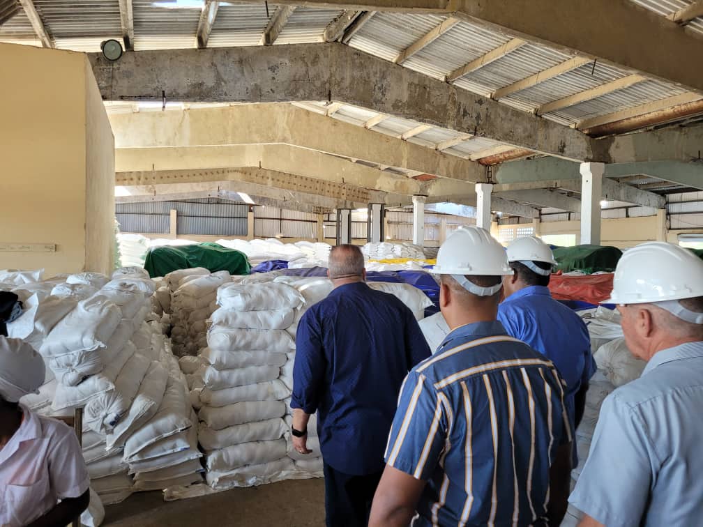 🇨🇺‼️ Recorre <a href="/MMarreroCruz/">Manuel Marrero Cruz</a> empresa salinera Frank País en #Caimanera #Guantánamo‼️
Una empresa de <a href="/geominsal/">Grupo Empresarial Geominsal</a> del <a href="/EnergiaMinasCub/">Ministerio de Energía y Minas Cuba 🇨🇺</a>
▶️ Compartió con obreros sobre los sistemas de trabajo y los salarios.

▶️ Constató los almacenes llenos de productos terminados de #Sal