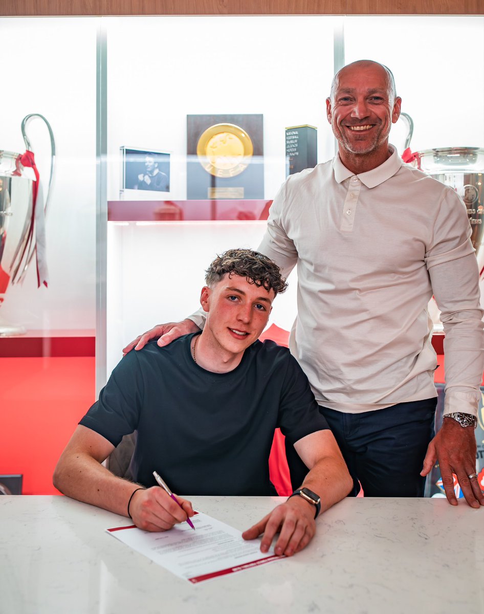 A proud moment for me and my family to sign a professional contract at @NFFC  the hard work continues 🤝❤️
@darren7freeman