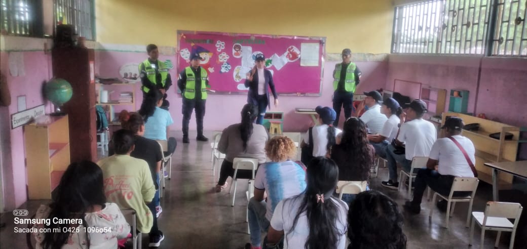 DPDBarinas's tweet photo. #29deJunio || con el firme propósito de Prevenir y crear conciencia se llevó a cabo ET  Gran Mariscal de Ayacucho la campaña de sensibilización y prohibición de las caravanas estudiantiles dónde se oriento a los padres y representantes sobre los riesgos que conlleva. https://t.co/b6IGgVEx3T
