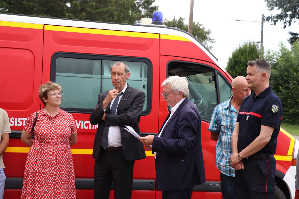 SDIS58's tweet photo. Clôture de cette journée au CIS Châtillon-en-Bazois ➡️ Le PCD @fabien_bazin, le PCASDIS Michel MULOT et le DDSIS @OlivierPeycru ont remis les clés d'un VSAV (🚒) à Madame la Sénatrice Nadia SOLLOGOUB, Présidente de l'Association Fraternité Nièvre Ukraine #AFNU ! https://t.co/ckMouZCiq8