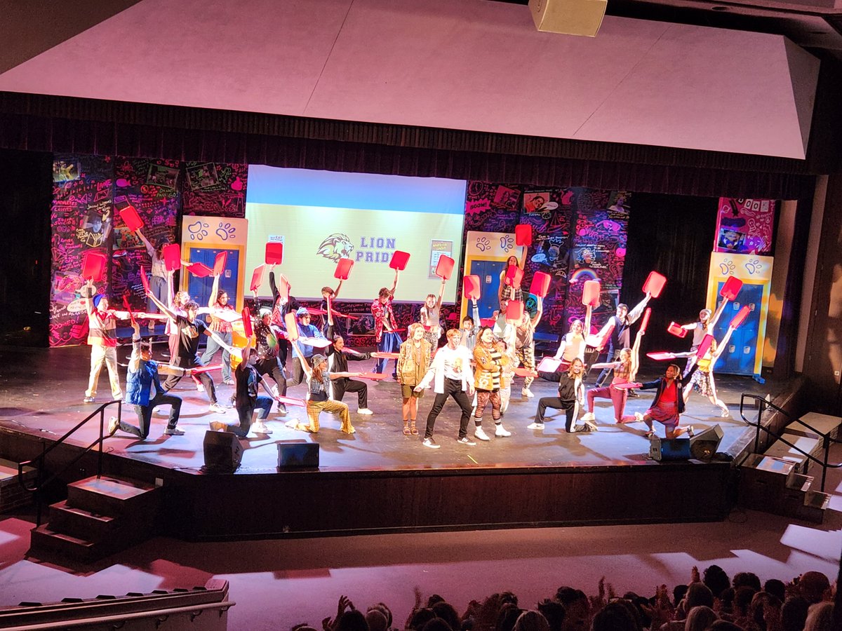 EGSpeechTheatre's tweet image. Opening night was a smashing success @District214 10th Anniversary Summer Musical! 3 more nights to see! tickets.d214.org/show/150 @ElkGrove_HS  @WHS_FineArts @JHHSFineArts @RMFineArts @BGHSFineArts @EGFineArts @PHSFineArt @d214finearts