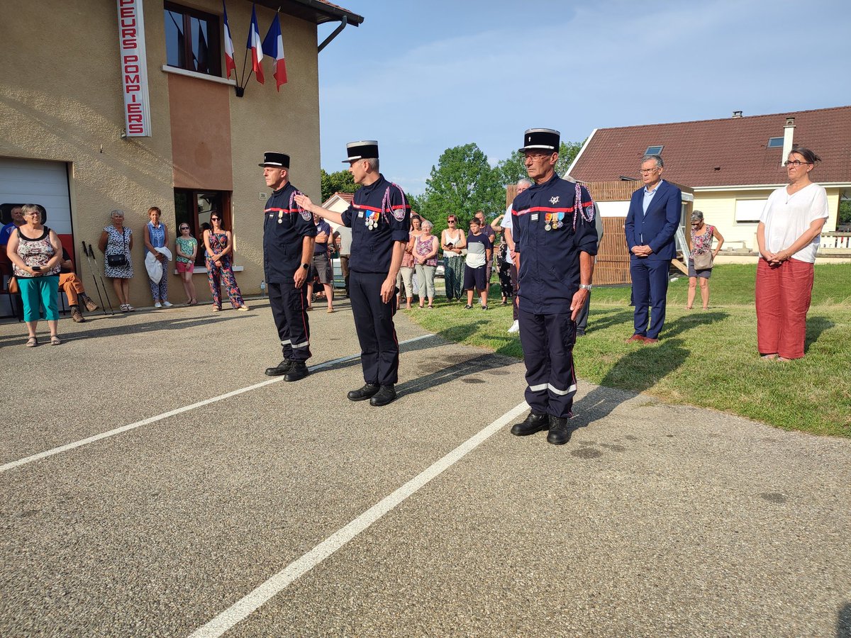 ℹ️ Passation de commandement de la caserne de La Bâtie-Montgascon, sous l'autorité du col D. Favard, DDA, en présence de D. Rambaud, sénateur ; D. Hartmann, VPCD38 ; A. Vincent, 1er adjoint au maire de La Bâtie ; J.-M. Damais, maire de Faverges-de-la-Tour ; ilt L. Lombard,VPUDSP.