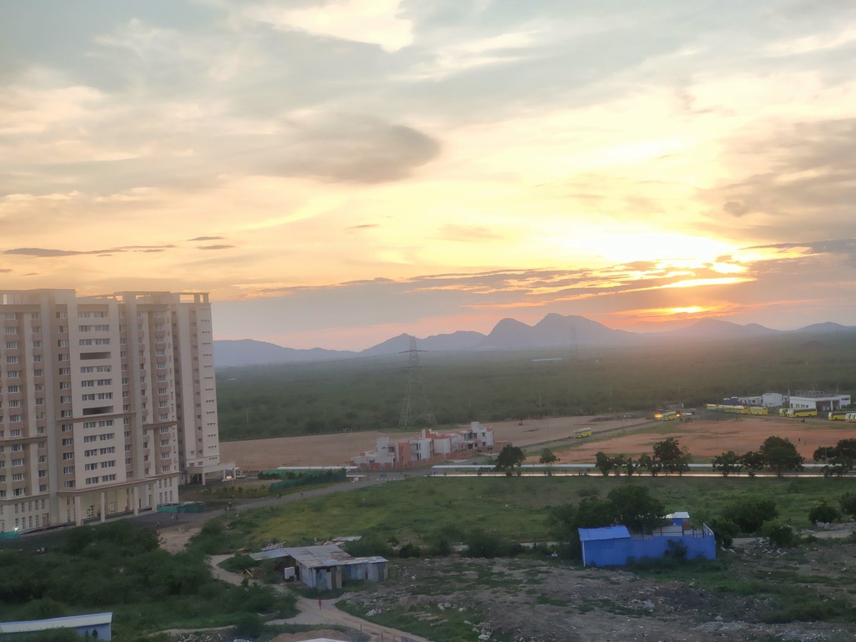 VITAPuniversity's tweet photo. Nature's canvas unfolds, illuminating VIT-AP University's evenings. Where the sunsets paint the sky in hues of inspiration.
#VITAPUniversity #SunsetInspiration #ColorsoftheSky #NatureBeauty #SunsetMagic #VibrantSkies #EveningSplendor #CampusSunsets #CaptivatingViews #GoldenHour https://t.co/wFsc0Ak1rl