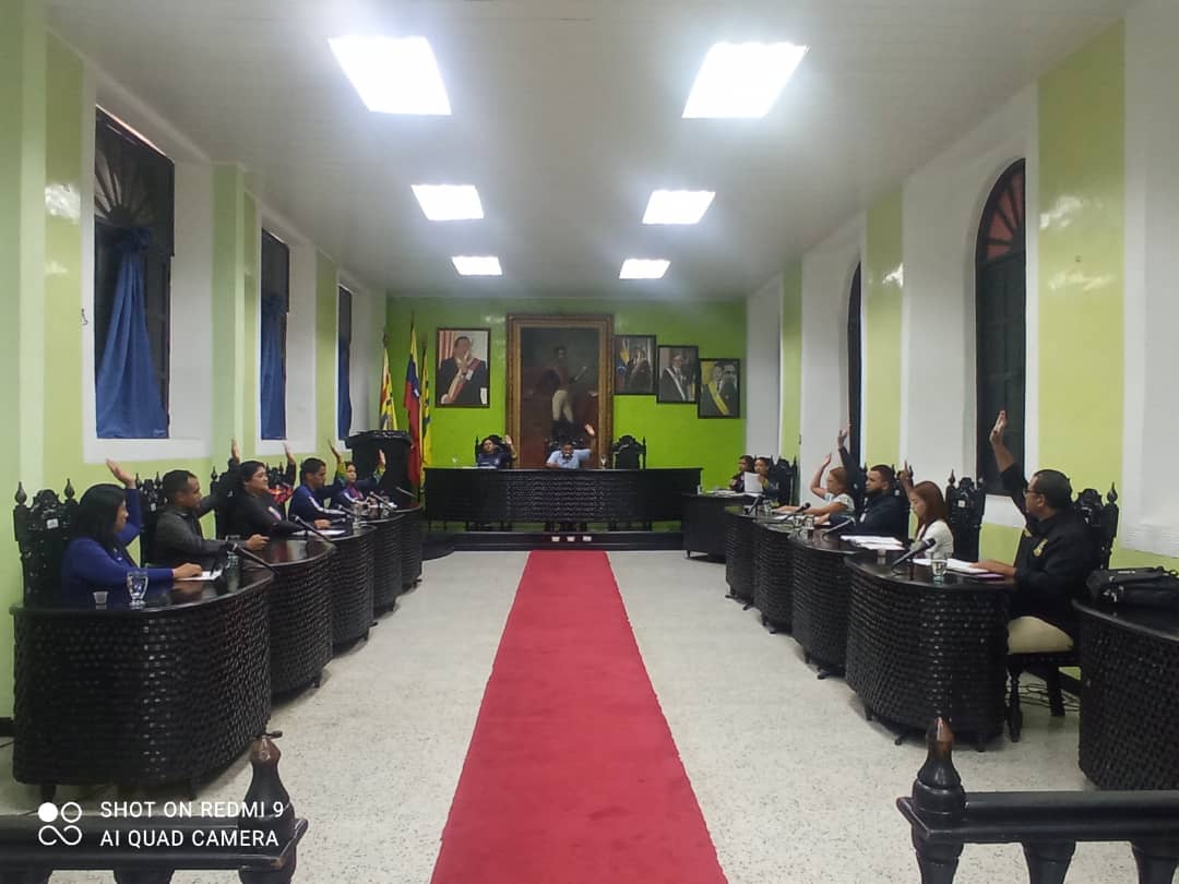 R_CarlosPSUV's tweet photo. #ahora mediante acuerdos especiales, se aprueba por unanimidad la desafectacion  de tres terrenos de propiedad municipal ubicados en Las Parroquias José Antonio Paez (2) y la sabanita (1) para donación a la Iglesia católica,  por parte de el alcalde Sergio Hernández https://t.co/9PPM7Oovcv