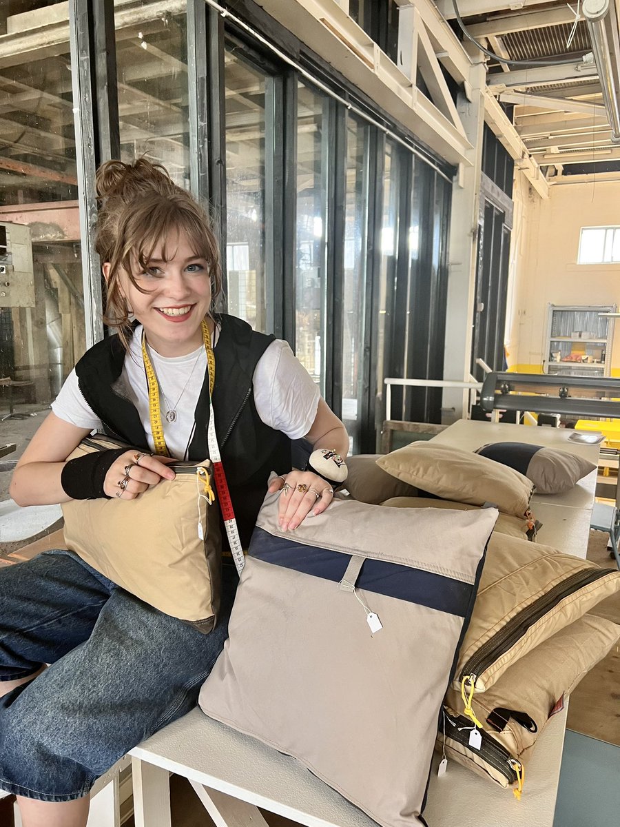 social_label_'s tweet image. Tijdens @DoGoodMarket kun je deze kussens van oude tenten gedoneerd door camping @stortemelk kopen. Jongeren die niet in schoolsysteem passen leren #vakmanschap in #craft #atelier #sociallabel Na basiskennis werken ze mee aan designcollectie en productlijn op maat voor nwe skills