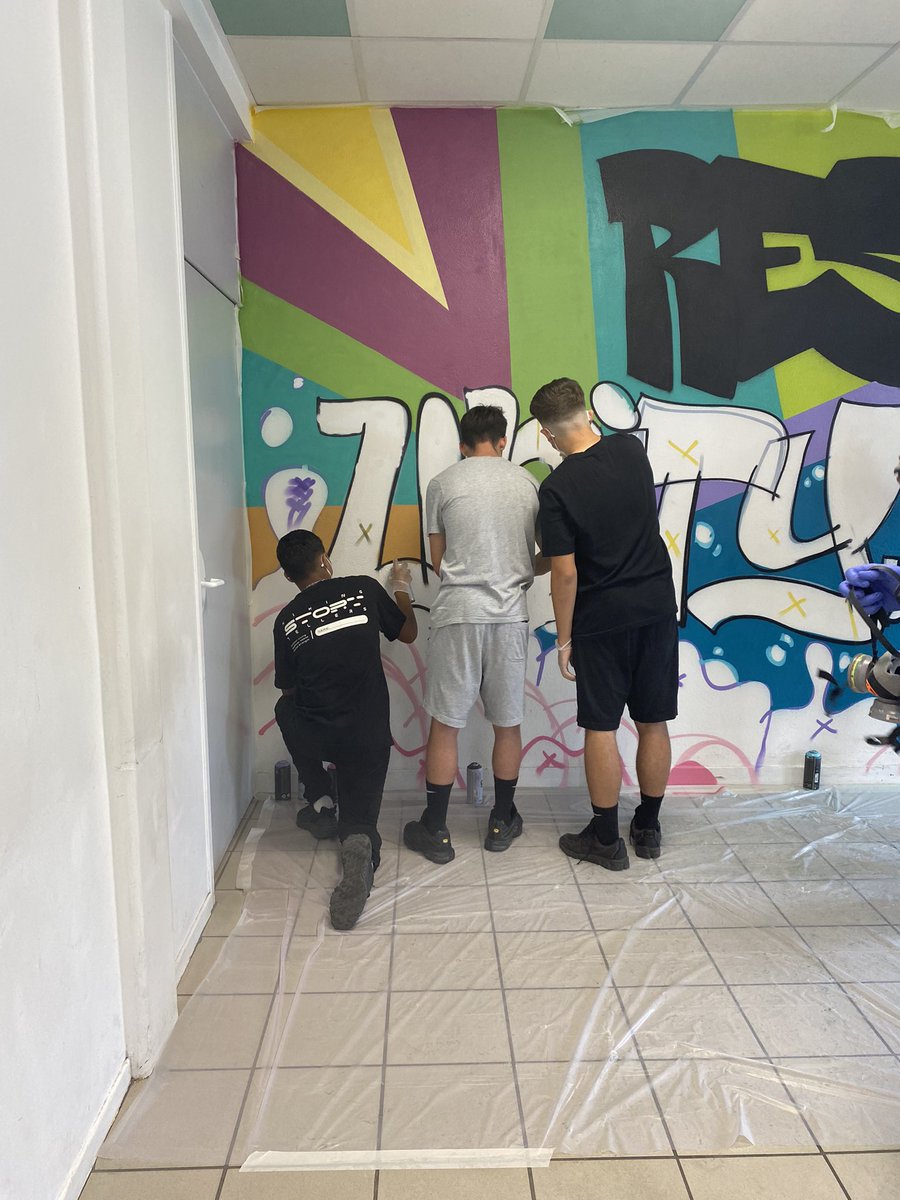 LVvil9's tweet photo. 🚧 Projet « Street Art » 🇬🇧🇪🇸! 3/3 - Clap de fin sur ce chouette projet mené avec les élèves de 3e! Réalisation de la fresque sur le mur de la salle de perm. Bravo pour votre travail 🎨 ♥️ et d’avoir persévéré jusqu’au bout! #passculture #projetstreetart https://t.co/Kag396jFiK