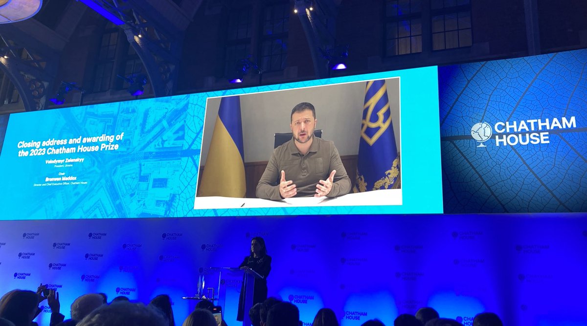 The heart-stopping moment when President Zelensky appears live on screen to accept the Chatham House prize at #CHLondon. An inspirational acceptance speech, and bravo to ⁦the @ChathamHouse⁩ team for making it happen.