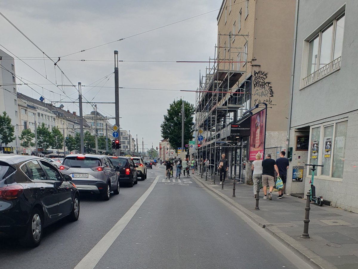 TTinaani's tweet image. Immer mal wieder hört man das Argument, die #Bonn er Umweltspuren seien so leer.
Woran das liegt?
Rad- &amp;amp; Busverkehr sind verglichen mit dem MIV super platzsparend und dadurch deutlich effizienter.

Hier der Fotobeweis: 4 Radfahrende an der Ampel neben 4 Autos.

#mdRzA #mdRnH