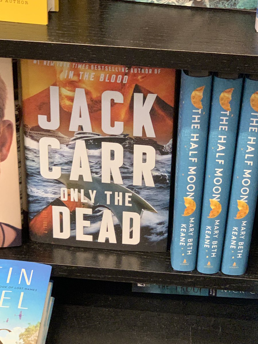 biogeek7's tweet image. Look what I found at the Philadelphia international airport today @JackCarrUSA #BradThor time to read