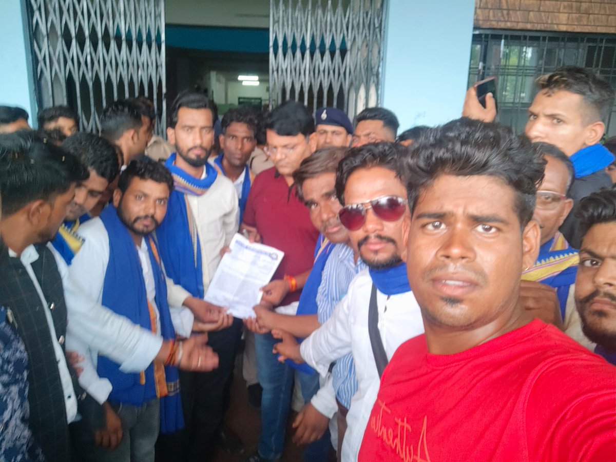 JayKumarChouha7's tweet image. भीमआर्मी प्रमुख, आजाद समाज पार्टी राष्ट्रीयअध्यक्ष चंद्रशेखर आजाद जी पर कायराना हरकत करते हुए आतंकीय कायरो द्वारा जानलेवा हमला करने वाले आरोपियों की गिरफ्तारी, रासुका की कार्यवाही की मांग एवं @Bhimarmychief को #Zplussecurity सुरक्षा मुहैया हेतु जिला मुख्यालय देवास पर ज्ञापन दिया।