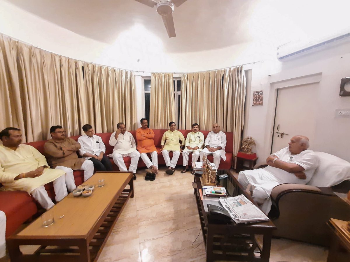 spshahibjp's tweet image. आज लखनऊ स्थित अपने शासकीय आवास पर पूर्व विधायक श्री संजय यादव जी एवं आये हुये आगन्तुकगणों से भेंट की...!!!