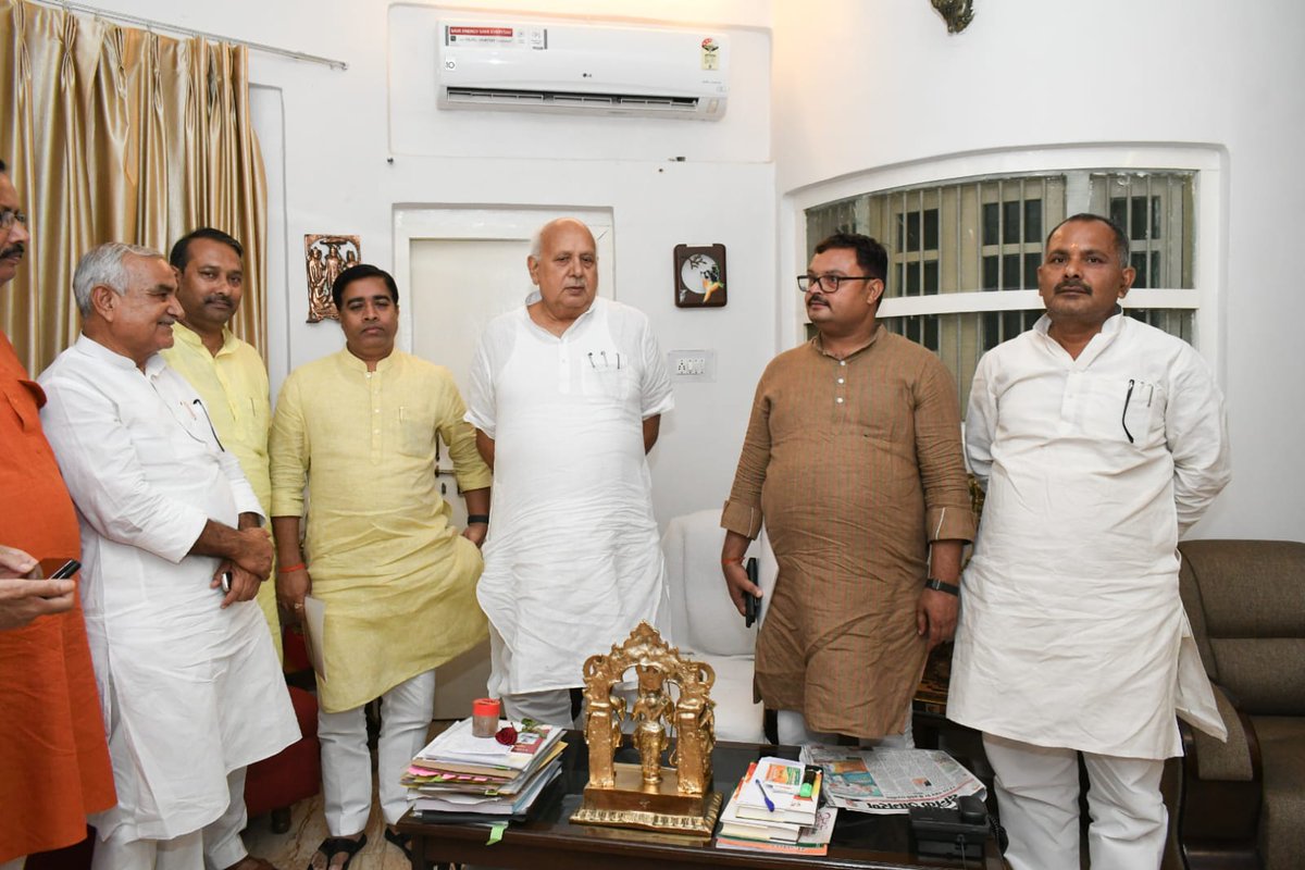 spshahibjp's tweet image. आज लखनऊ स्थित अपने शासकीय आवास पर पूर्व विधायक श्री संजय यादव जी एवं आये हुये आगन्तुकगणों से भेंट की...!!!