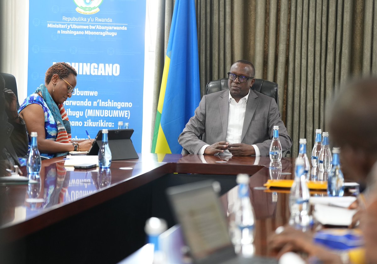 Unity_MemoryRw's tweet photo. Le Ministre @DrDamascene a reçu les membres de l’assemblée législative de transition du Burkina Faso qui sont en visite afin de s’imprégner de stratégies mises en place pour promouvoir l'unité, la réconciliation, et la résilience après le Génocide commis contre les Tutsis. https://t.co/syCASb5hsN
