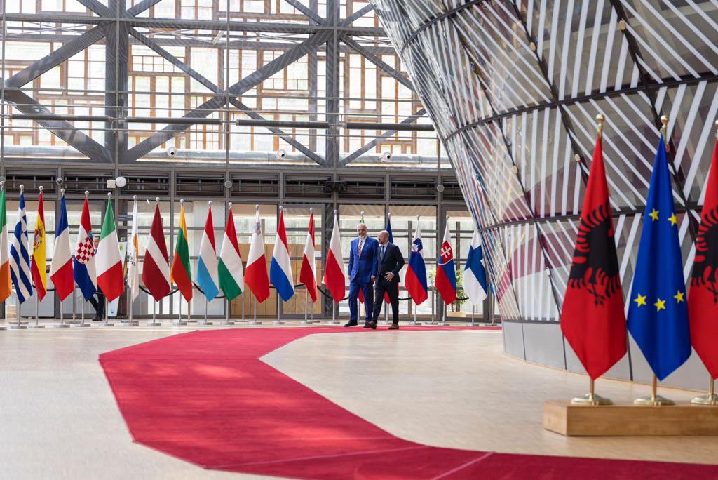 Një lajm i mirë progresi i idesë së konferencës të nivelit më të lartë, pa afat, deri në arritjen e marrëveshjes së plotë për zbatimin e Planit Franko-Gjerman mes Kosovës e Serbisë, çka sot e mbështeti vetë Presidenti Charles Michel🇪🇺 

Rajoni ynë nuk mund të merret zvarrë nga