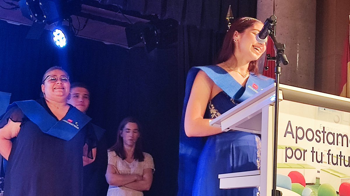 Que en una graduación coincidan como tituladas madre e hija es muy especial. Que ambas hablen con orgullo de sus respectivas titulaciones es emocionante. Que la madre hablé sobre su experiencia #Erasmus ya es extraordinario #sucedioenFP #FP #FormacionProfesional <a href="/sepiegob/">SEPIE</a>