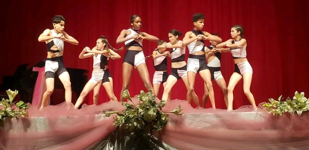 CpaeHolguin's tweet photo. Ensayo general de la Gala de Graduación de los estudiantes de la Escuela Elemental de Arte Raúl Gómez García, en el Teatro Eddy Suñol el próximo día 30, con dirección artística & general de Lidis Lamorú.
#CPAEHolguín
#CubaEsCultura
#Holguín
#ECME https://t.co/BVTKqO0gZS