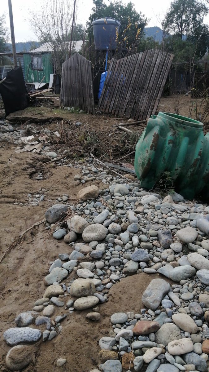 Fidelisa31's tweet photo. @meganoticiascl @rodrigosepu Por favor necesito que nos ayuden a difundir te e enviado audio fotografías del sector cables de luz en el suelo caminos intransitables necesitan maquinas remover escombros piedras personal del tendido eléctrico ayúdanos por favor 🙏 camino embalse Ancoa km6700 linares https://t.co/Puf7cstaZs