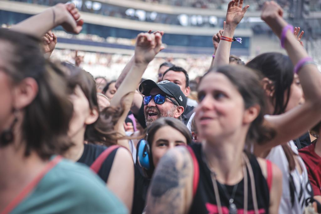 [Concert @Muse] La soirée démarre fort avec le groupe japonais @OneOkRock. 🎶🤩 Le #MatmutAtlantique est déjà bien rempli et vibre déjà au son des guitares rock 🎸🔥  #concert #Muse #WillOfThePeople #MatmutAtlantique #Bordeaux