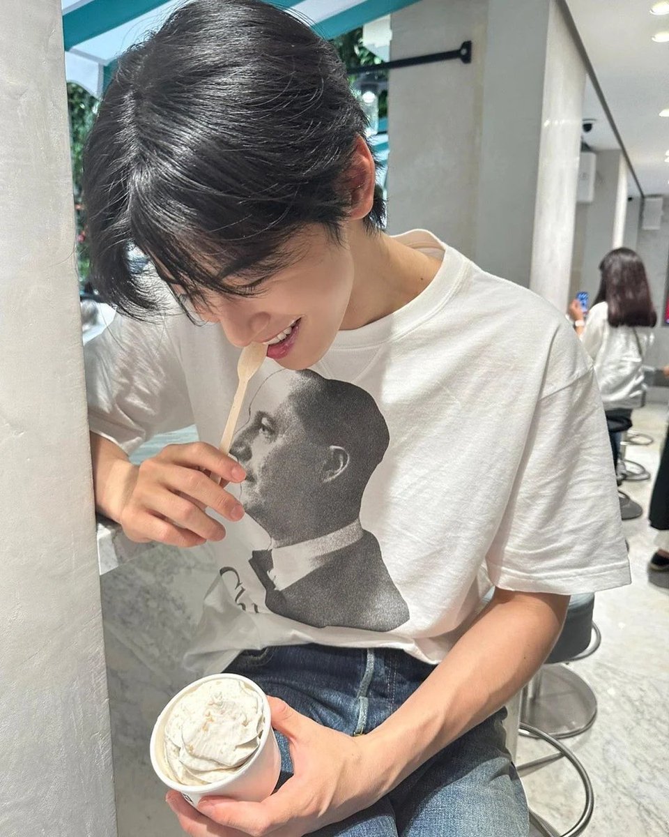 Cha Eunwoo smiles while eating ice cream
tinyurl.com/mrh73yfp