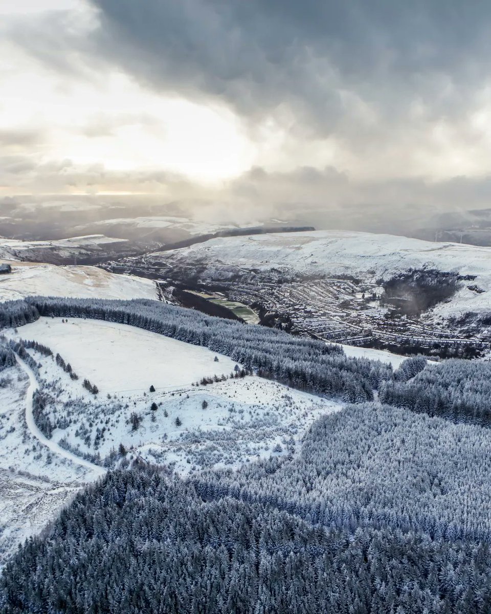 commission_air's tweet photo. To celebrate National Camera Day, we are excited to share a collection of stunning photographs captured by our incredibly skilled photographers!📸 👏 
#aerial #aerialphotography #photography #helicopter #viewfromabove  #nationalcameraday #camera #london #landscape https://t.co/tqfeLrld7W