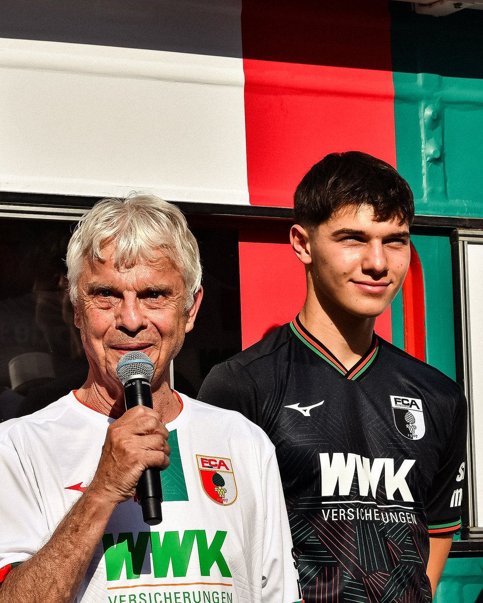 FCAugsburg's tweet photo. Trikotpräsentation 2.0 auf den Augsburger Sommernächten: ✅
👉 Am Freitag (30.06.) wird Präsident Markus #Krapf ab 18.00 Uhr auf der Bühne zu Gast sein!
👉 Am Samstag (01.07.) gibt Cheftrainer Enrico #Maaßen ab 19.00 Uhr einen Ausblick auf die neue Saison.
Kommt uns am Moritzplatz besuchen! 😎
#FCA #FCA1907 #FCAugsburg #Trikotlaunch #JerseyLaunch #Mizuno