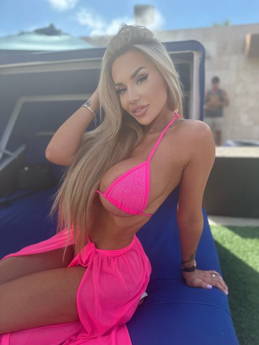 how&rsquo;s this shade of pink on me? 🥰💕 https://t.co/llaGOtweg7<a href="/tag/claudeafterdark"class="tags"><span>#claudeafterdark</span></a>